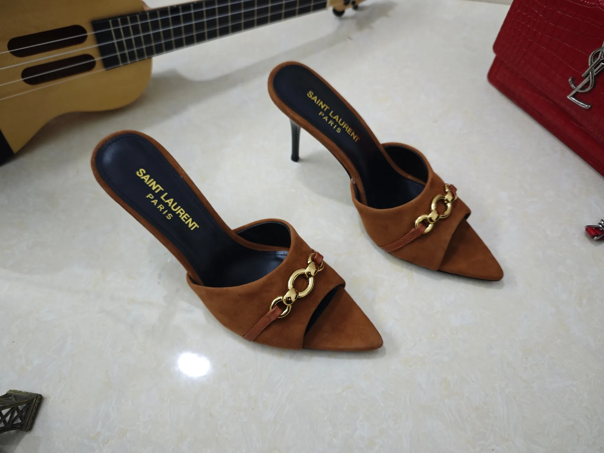 👟👟Ex-factory price 520👟👟【Saint Laurent】Yves Saint Laurent, stiletto heel YSL sandals💃2025 early spring counter synchronizes the latest styles, YSL, decoration👠 Classic and high-quality glamorous masterpieces, the hottest spring and summer series in the counter, with temperament, fashion, classic and attractive design style 😌The effect on the feet is particularly beautiful〰️, the materials are imported from Italy 🇮🇹Black sheep, lining, and foot pads; sheepskin, mid-heeled sandals, size 35-41 (34.41.42 must be customized, non-refundable) outsole; imported genuine leather outsole, with full counter packaging
